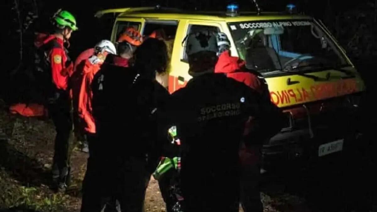 Si ferisce con un'ascia, notte al bivacco con gli amici finisce in ospedale: paura per un 18enne - 