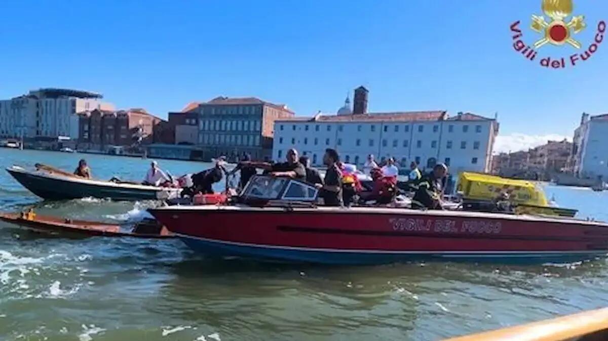 Paura a Venezia, barca a vela si rovescia e l'uomo a bordo cade in acqua: salvato dai Vigili del fuoco -