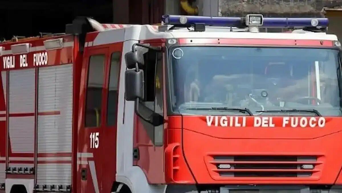 Maltempo a Grado, crolla il tetto di una palazzina Ater: evacuate sei famiglie - 