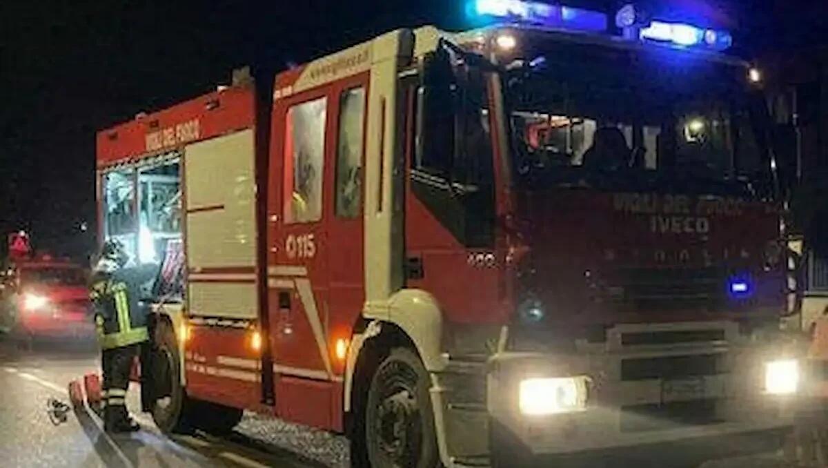 Incendio nella notte, le fiamme divorano il tetto di un'abitazione: pompieri al lavoro fino all'alba - 