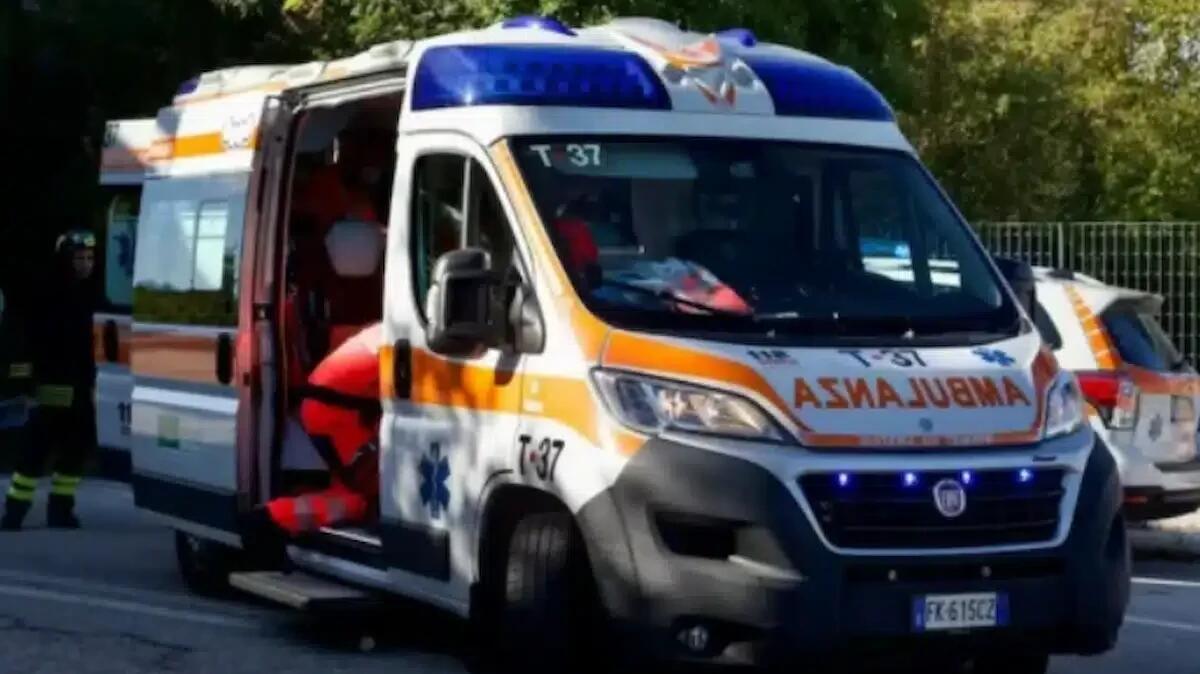 Mamma e figlio in bici investiti da un’auto: bimbo di 7 anni in fin di vita, conducente senza patente -