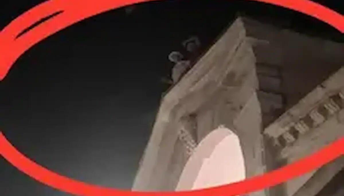Ponte di Rialto trasformato in parete da arrampicata: l'ultima bravata dei turisti cafoni -