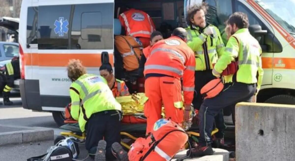 Investita da un camion mentre aspetta il bus: studentessa muore a 15 anni - 