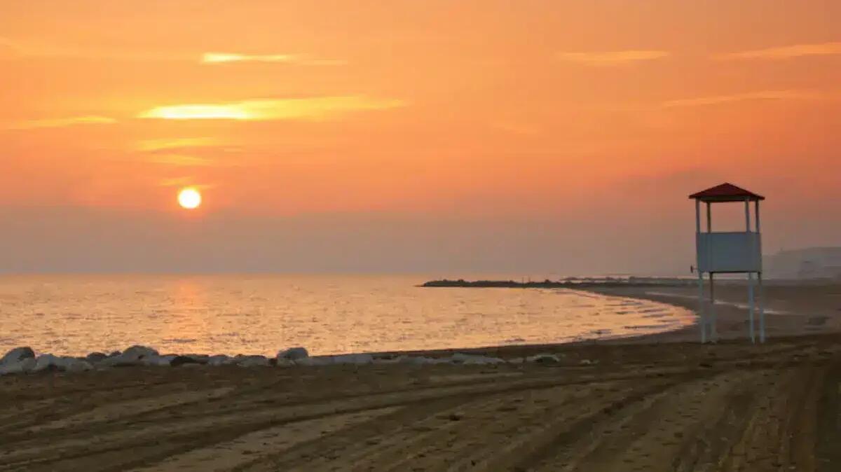L'ultimo bagno al tramonto si trasforma in una tragedia: 50enne annega davanti al figlio - 