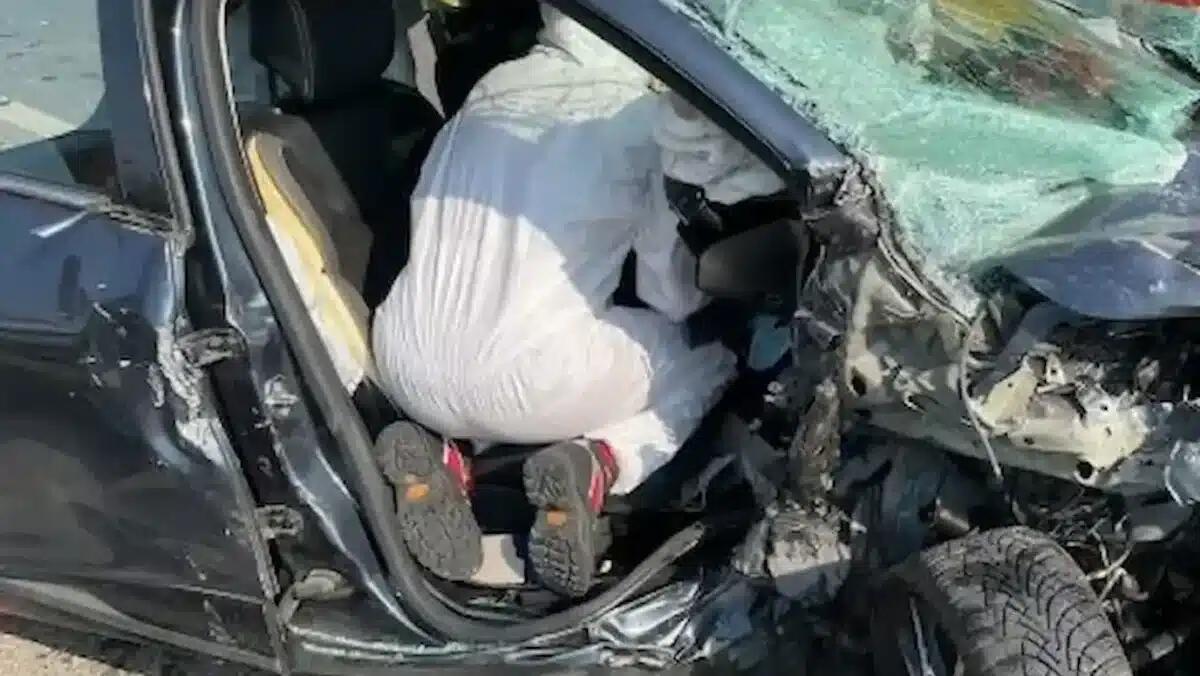 Perde il controllo dell'auto e si schianta contro un albero: 69enne lotta tra la vita e la morte -