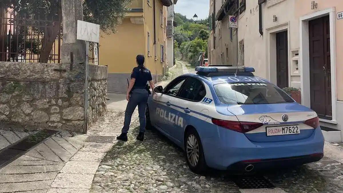 Chiuso in cantina con 3 nordafricani, padre chiama la polizia: 18enne aggredisce agenti con coltello - 