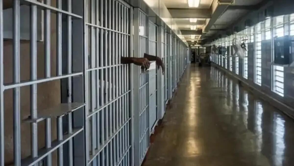 Era in permesso premio, i Carabinieri lo fermano e lo trovano con 700 g di droga: arrestato per spaccio -