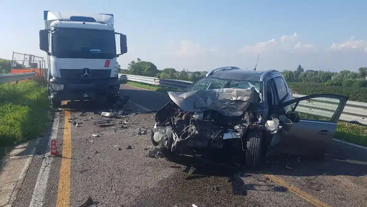 Spaventoso frontale tra auto e camion: grave una donna, trasportata in codice rosso. Cosa è successo. -