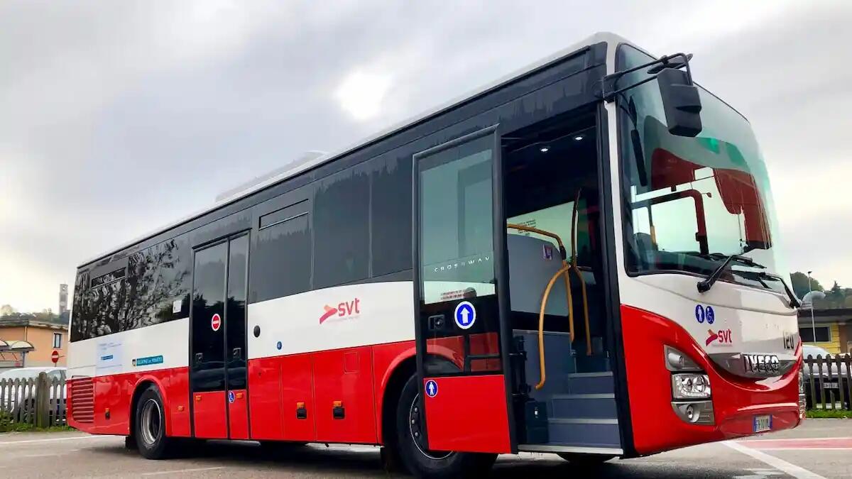 Perde il controllo del veicolo e finisce contro una corriera Svt: al volante dell'auto una 90enne - 