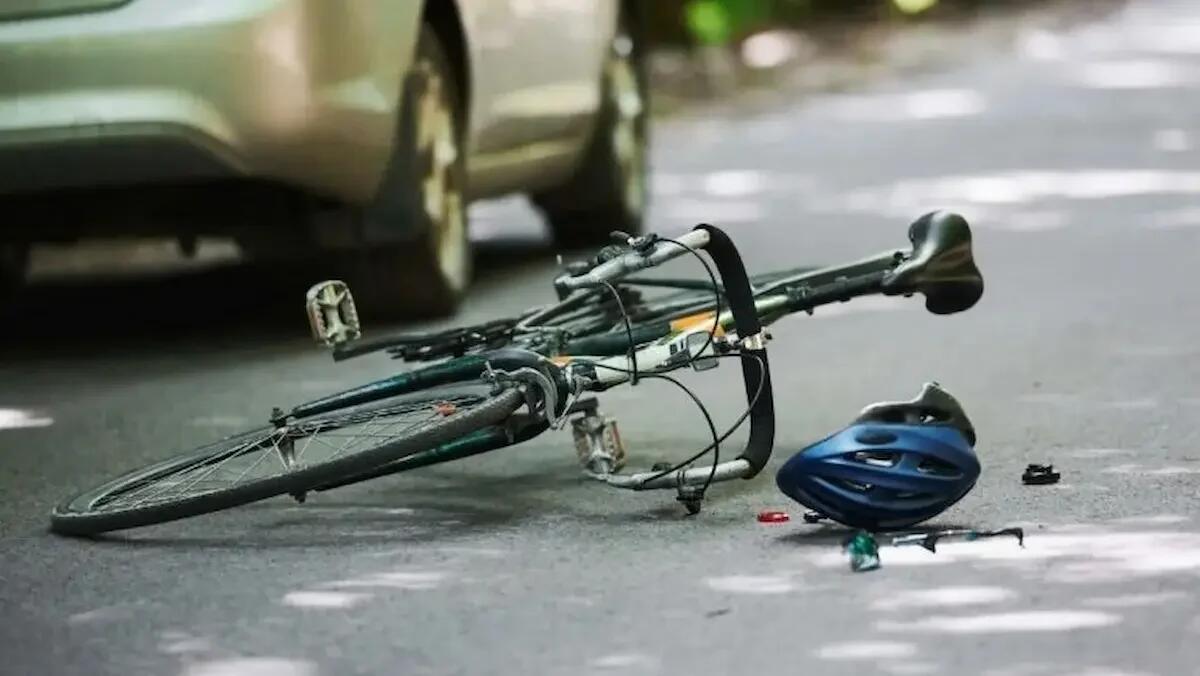 Ciclista travolto da un'auto, il corpo dell'uomo finisce nel giardino di un'abitazione: muore sul colpo -