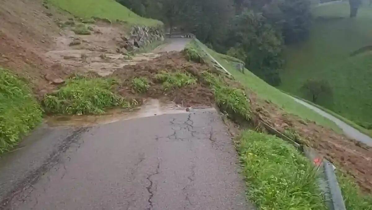 Maltempo nella notte in Val Passiria, un torrente esonda: frane e strade chiuse -