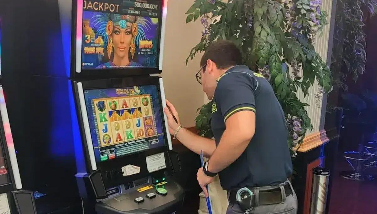 Gioco d'azzardo in orari vietati e personale non autorizzato: titolare multato e denunciato - 