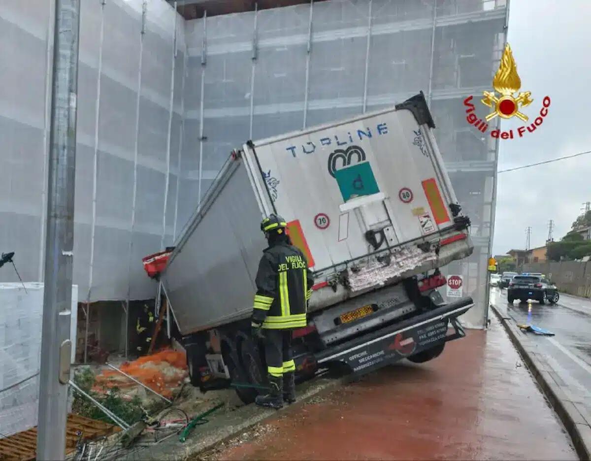 Camion esce di strada e si schianta contro un edificio: autista intrappolato nell’abitacolo - 