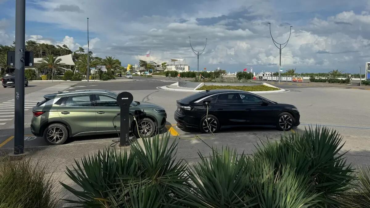 Lignano Pineta raddoppia gli stalli per la colonnine di ricarica elettrica in piazza Marcello D’Olivo - 