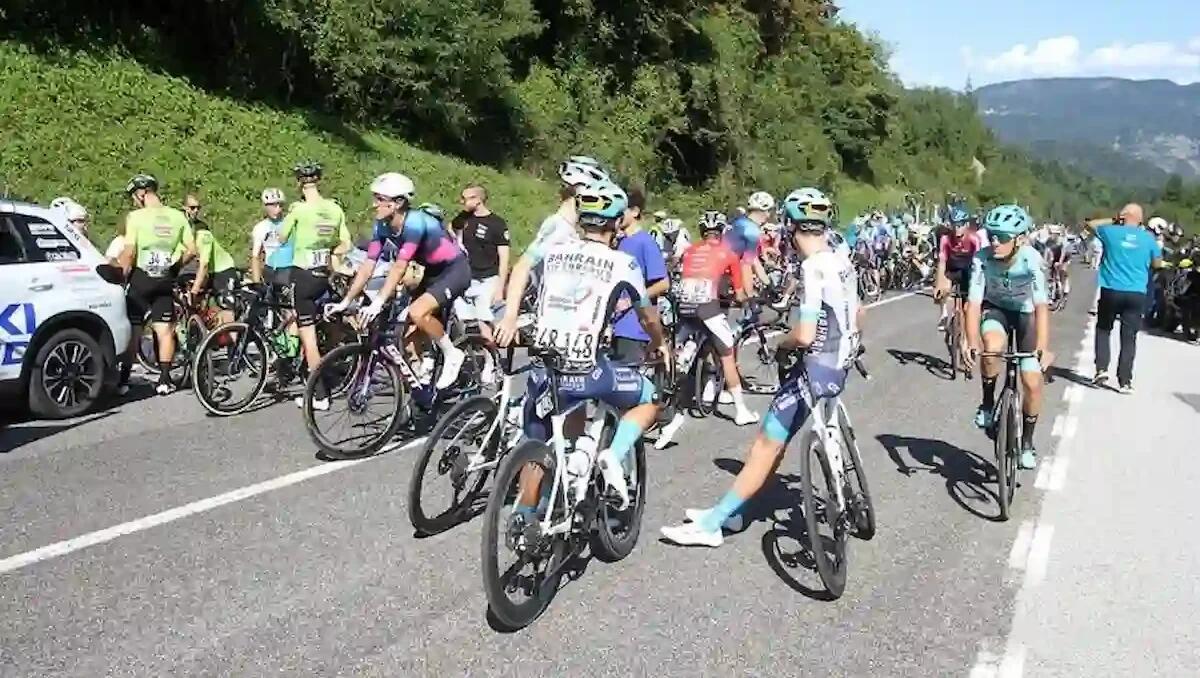 Incidente al Giro Under 23 in Friuli, moto della giuria contro auto: annullata la tappa Ampezzo-Ravascletto - 