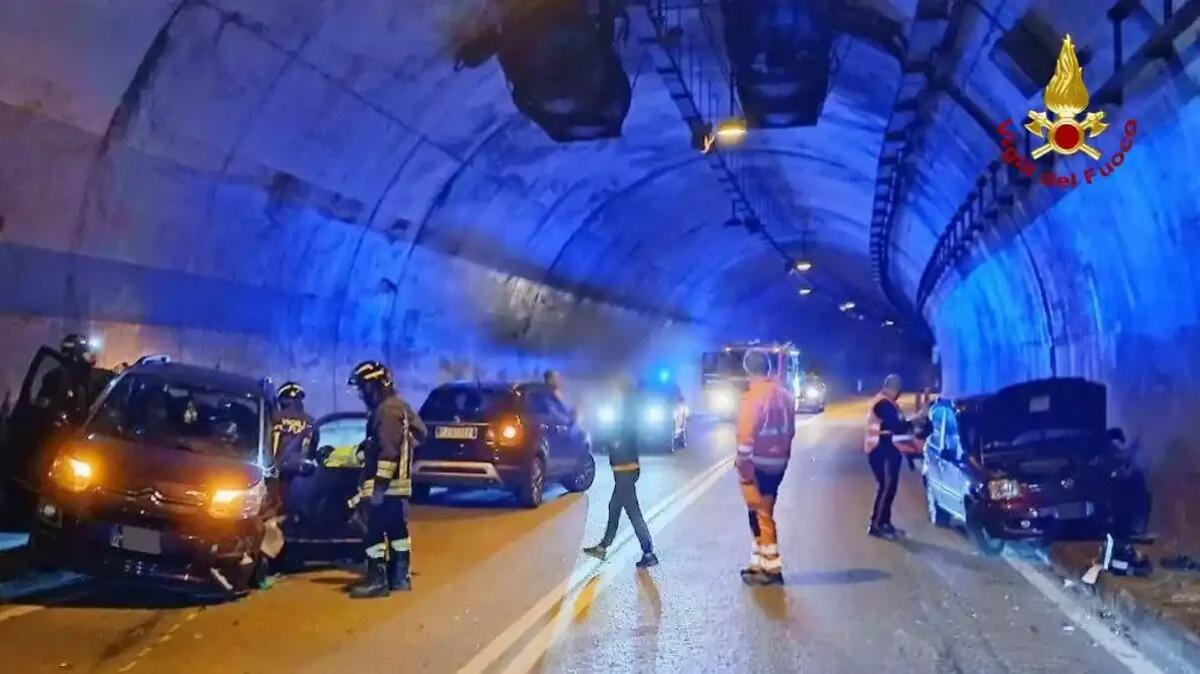 Violento impatto tra due auto all'interno della galleria delle Anime: traffico interdetto sulla SP 346 - 