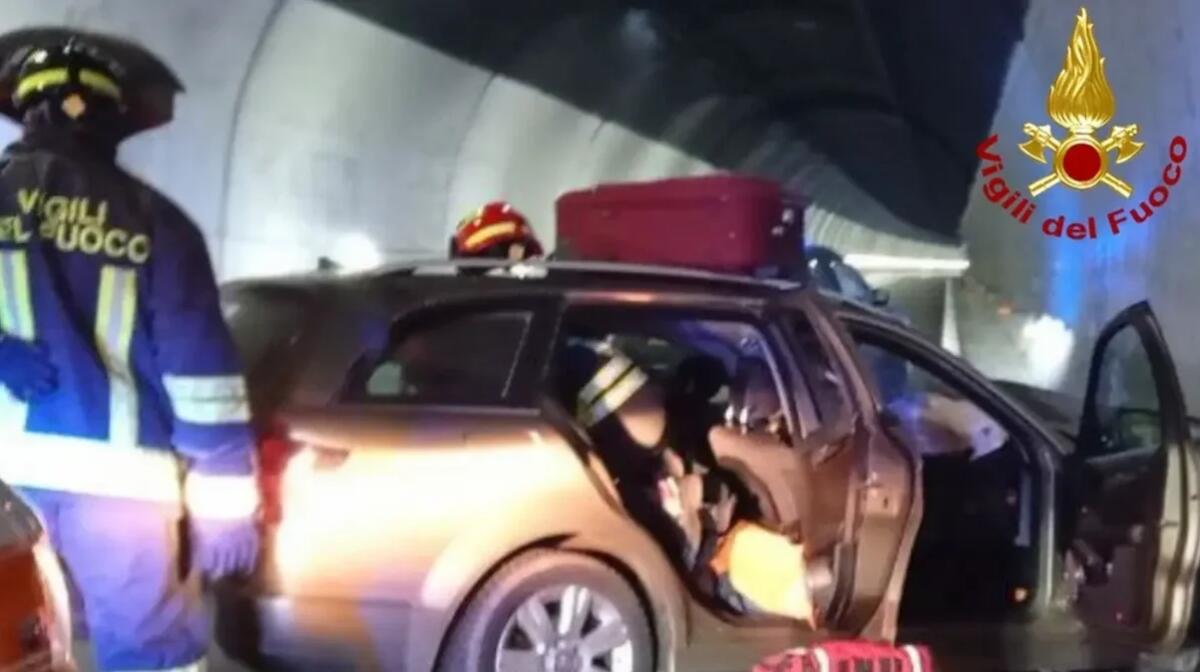 Auto si schianta contro la parete della galleria: gravi tre giovani trasportati d'urgenza - 
