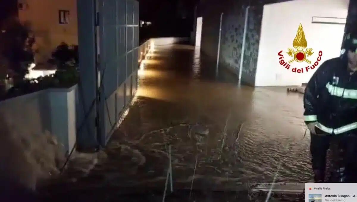 Nubifragio a Trieste: notte di lavoro senza sosta per i pompieri, già 60 interventi (FOTO) - 