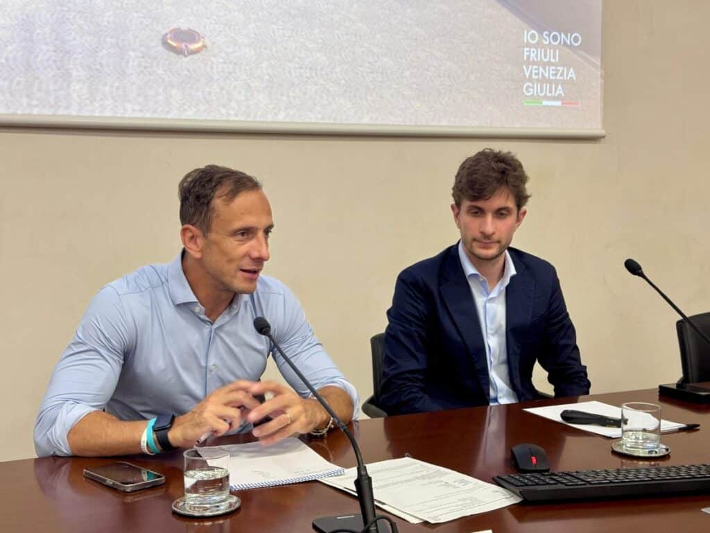 Il governatore Massimiliano Fedriga insieme al ceo di Novo Esport Emanuele Acerbis