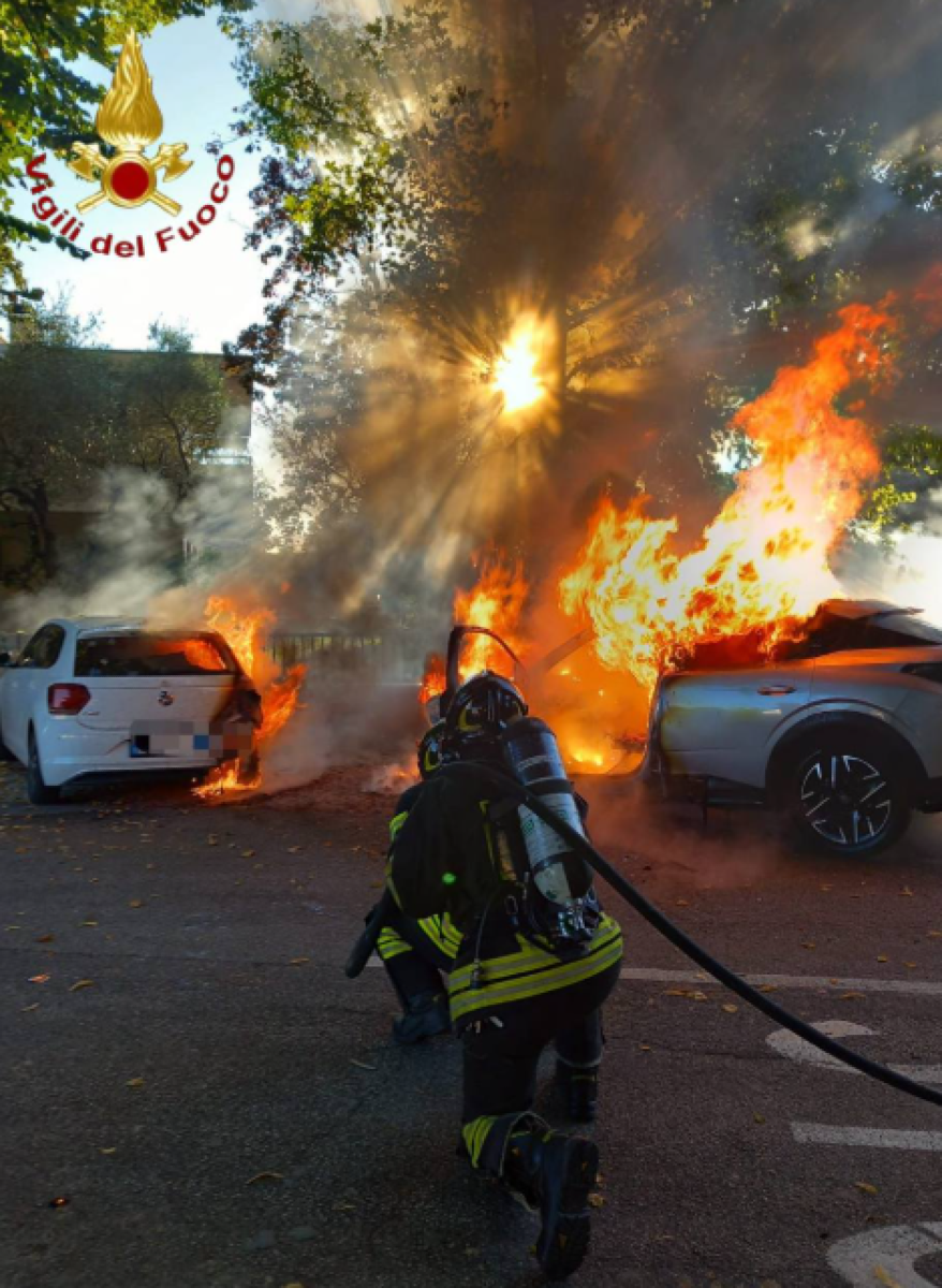 L'auto avvolta dalle fiamme
