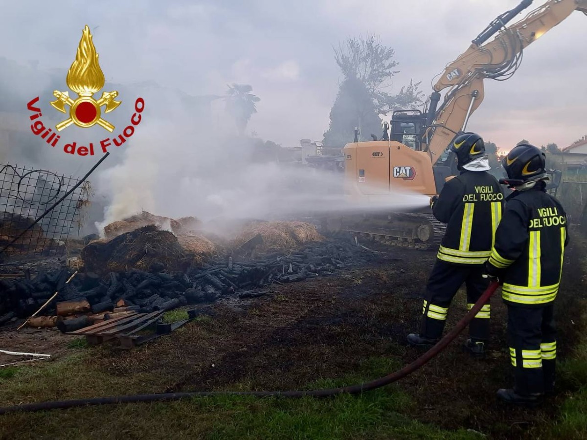 Spegnimento incendio capannone agricolo