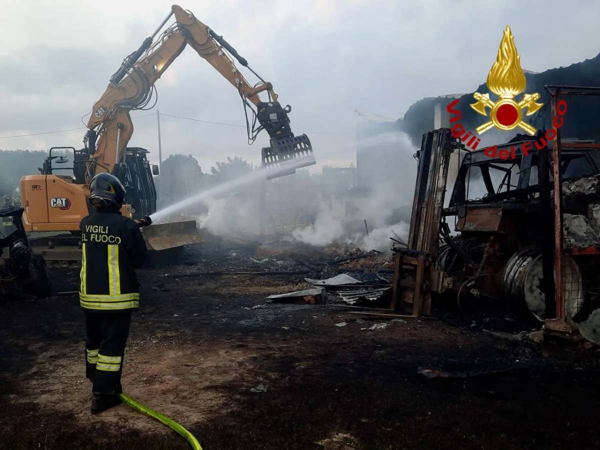 Spegnimento incendio capannone agricolo