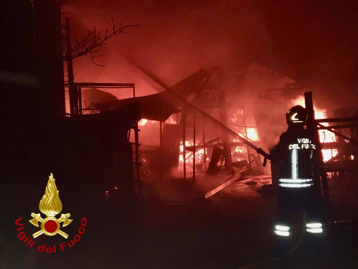 incendio di notte capannone agricolo