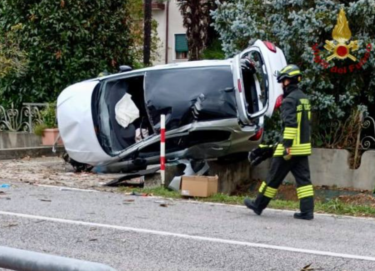 Lo schianto contro la recinzione