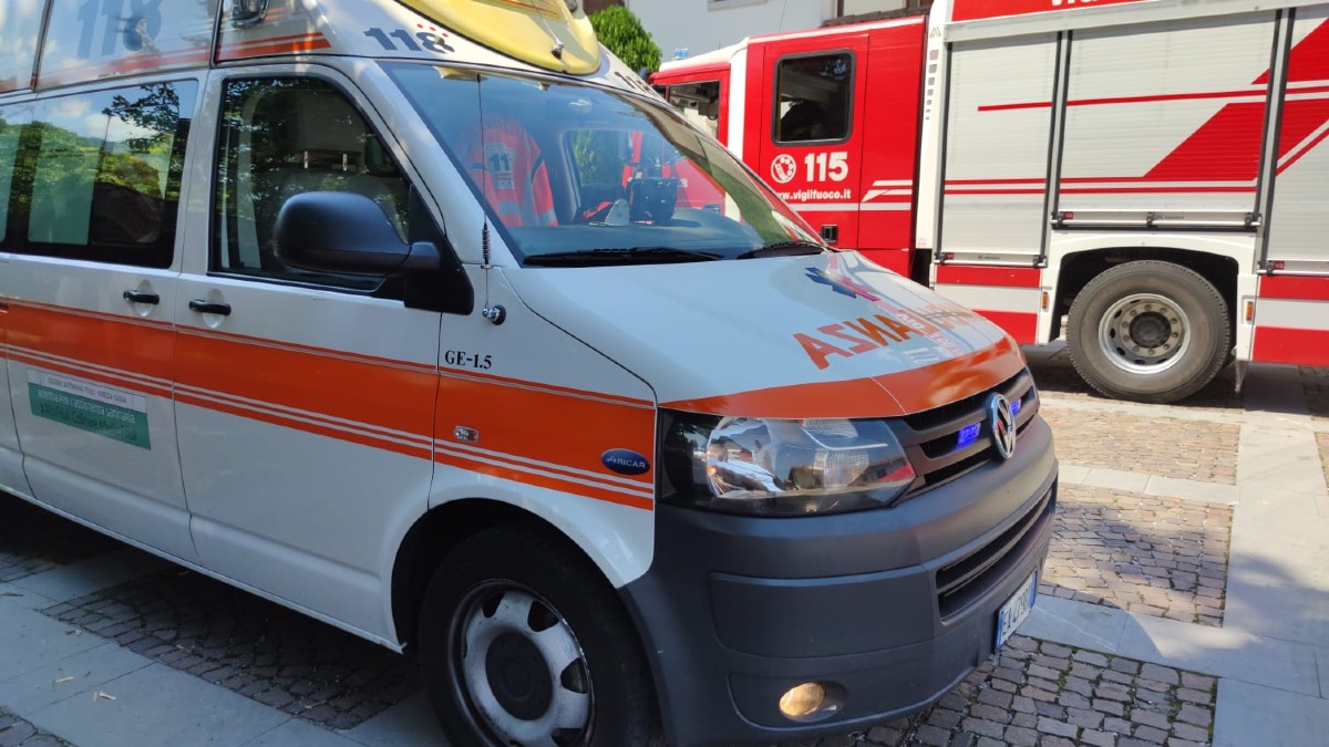 Tragico incidente in acciaieria: autista 46enne muore schiacciato tra due mezzi - 