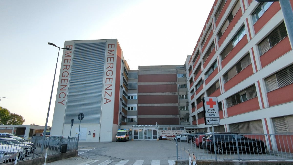 Violenza all'ospedale di Latisana: paziente colpisce due infermiere con pugni e con palo della flebo -