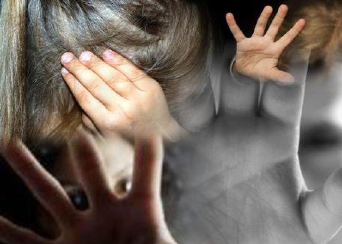 Abusa della figlia di 5 anni, scoperto dalle analisi: ha trasmesso alla piccola il suo stesso virus -