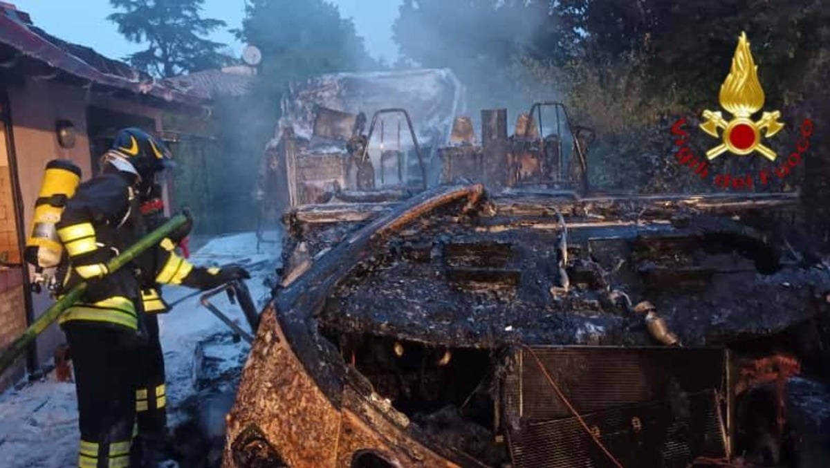 Camper a fuoco in un giardino, le fiamme raggiungono anche la casa: danni ingenti  - 
