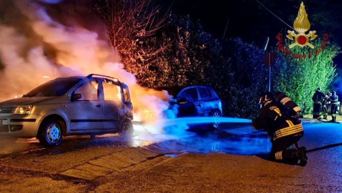 Incendio davanti a una carrozzeria nella notte: due auto distrutte dalle fiamme - 