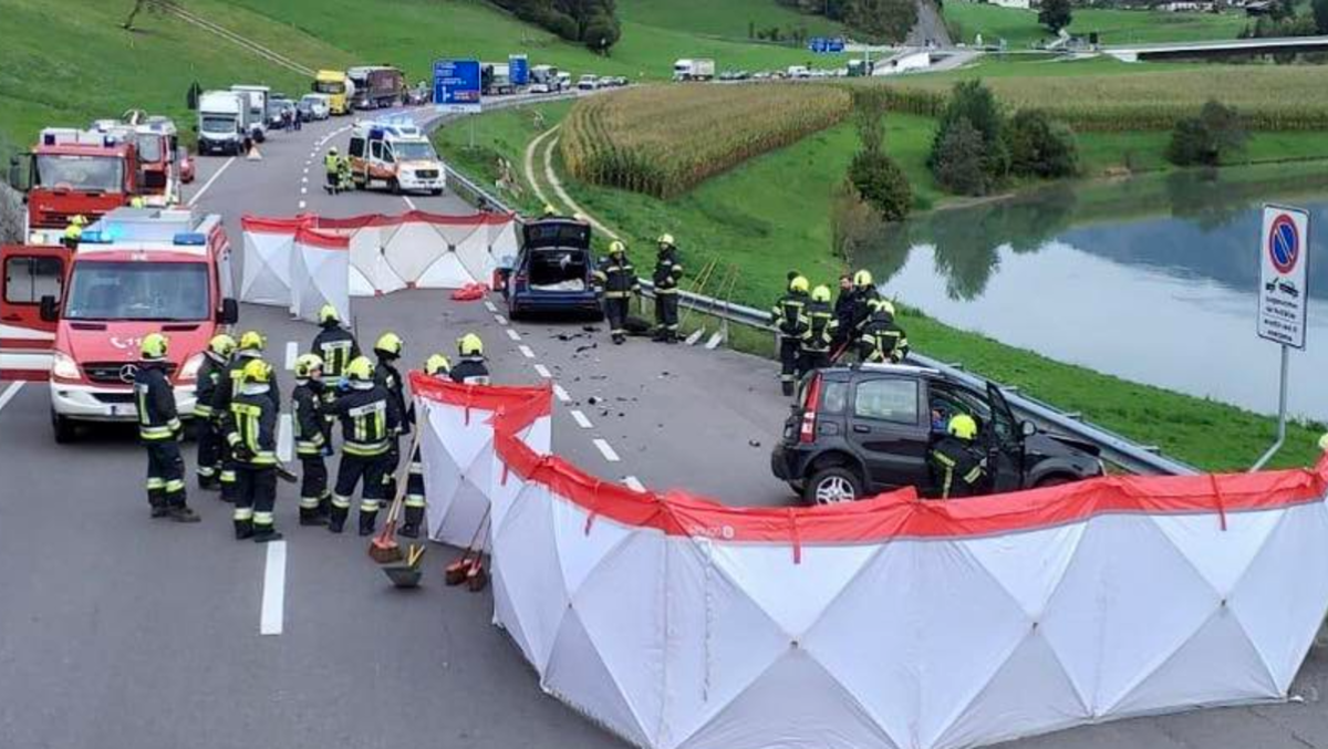 Tremendo scontro tra due auto sulla statale: veicoli distrutti, occupanti miracolosamente illesi - 