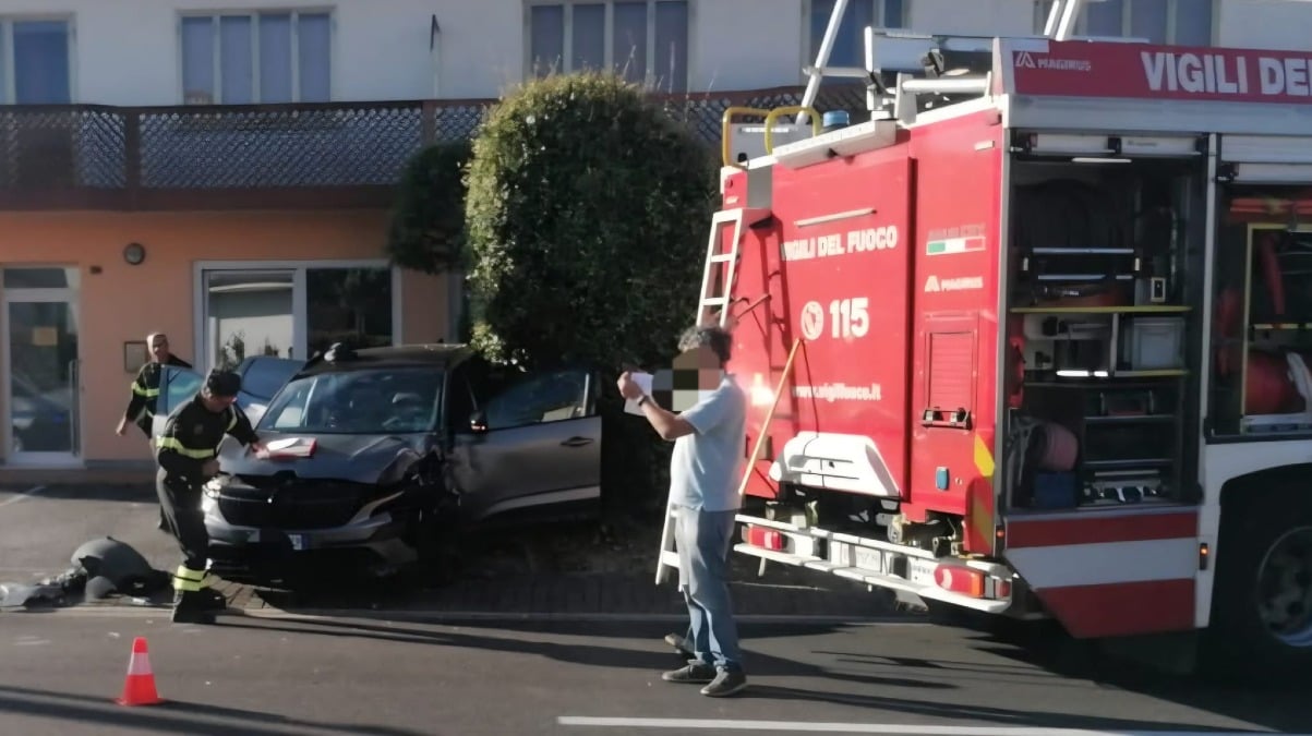 Incidente a Pertegada, scontro tra auto e bus. Monta la polemica sui mancati interventi - 