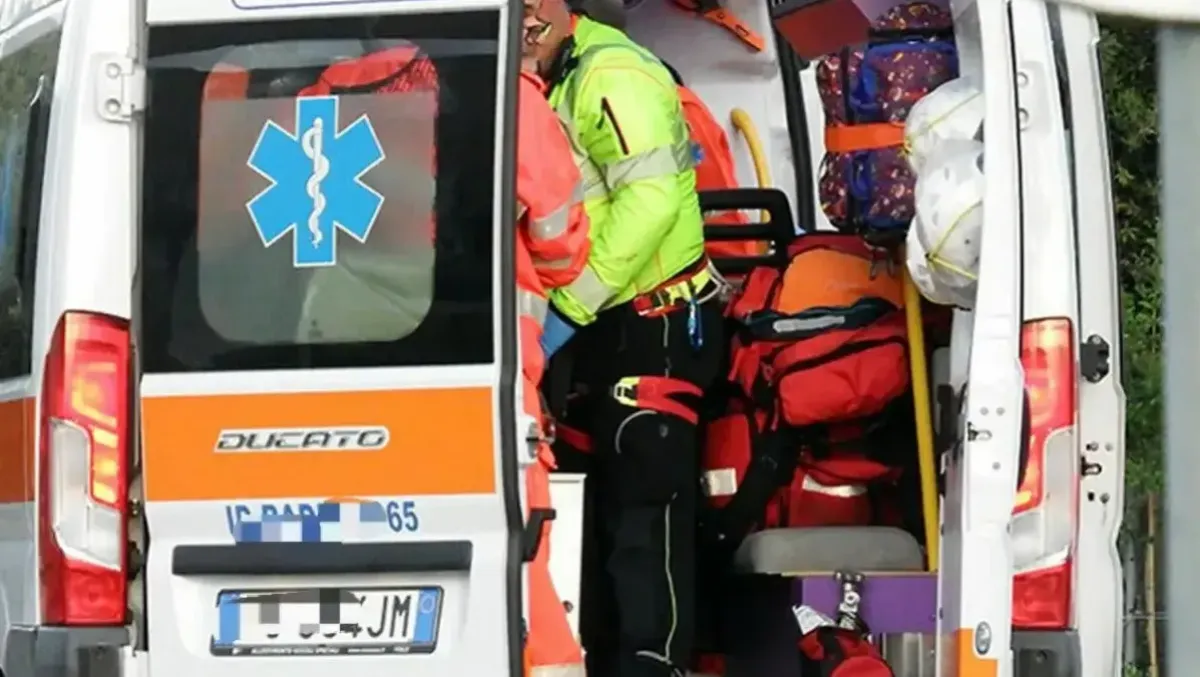 Mamma e figlia investite da un'auto: bimba di 4 mesi sbalzata dalla carrozzina, madre gravissima - 