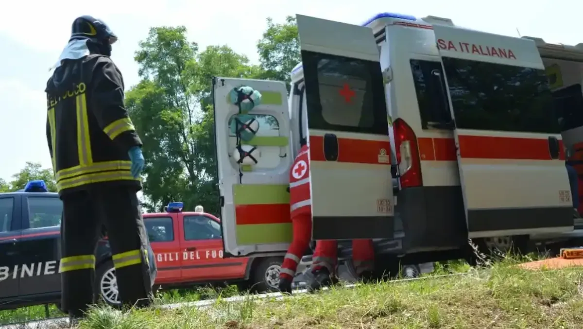 Precipita nel pozzetto mentre controlla lo scarico: la moglie rientra e lo trova morto annegato - 