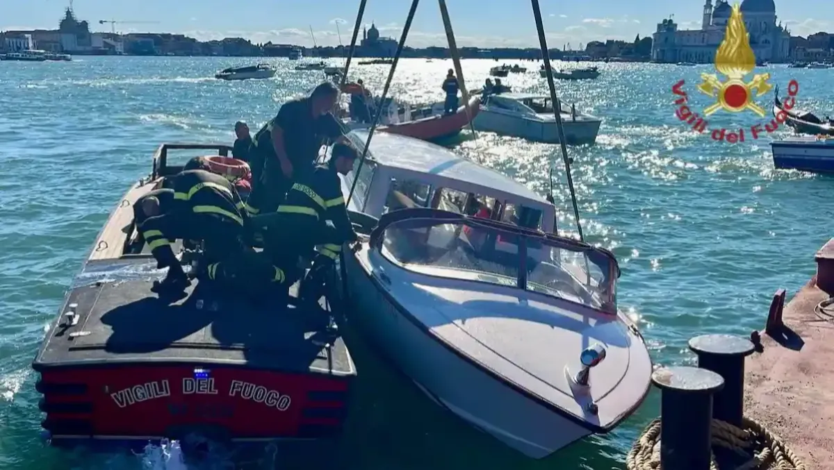 Paura in laguna a Venezia: vaporetto e taxi acqueo si schiantano | FOTO - 