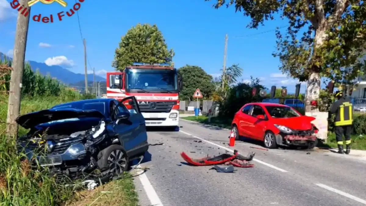 Scontro tra due auto: tre persone finiscono in ospedale - 