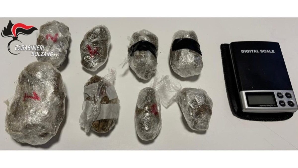 Droga nascosta tra i mattoni sul tetto di un condominio: indagini in corso - 