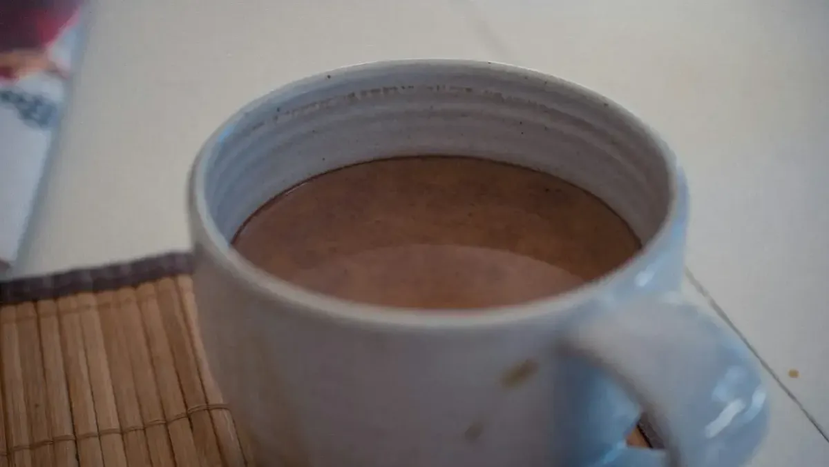 Studenti prendono la cioccolata calda a scuola e trovano larve dentro - 