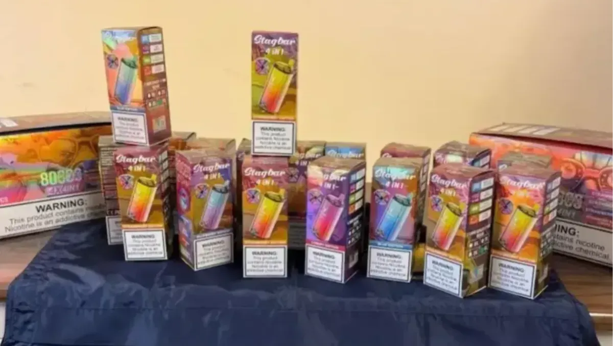 Studente trovato con 7 kg di ricariche per sigarette elettroniche nello zaino: multa da 36 mila euro - 
