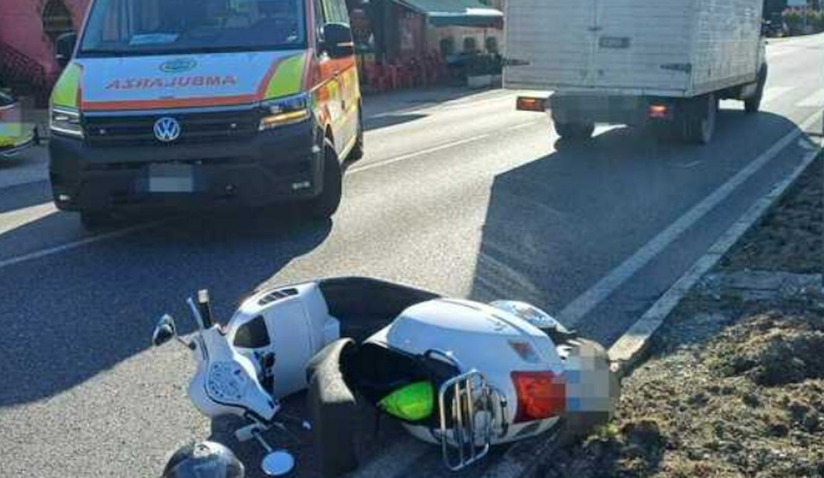 Non frena in tempo e finisce con la Vespa sotto al camion che lo precede: gravissimo un 65enne - 