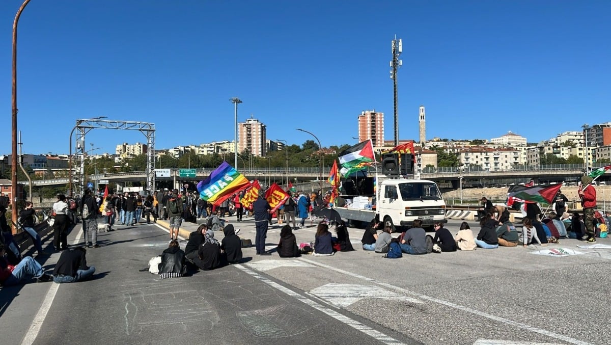 Trieste, corteo per lo sciopero nazionale: oltre 5000 persone in piazza Oberdan - 