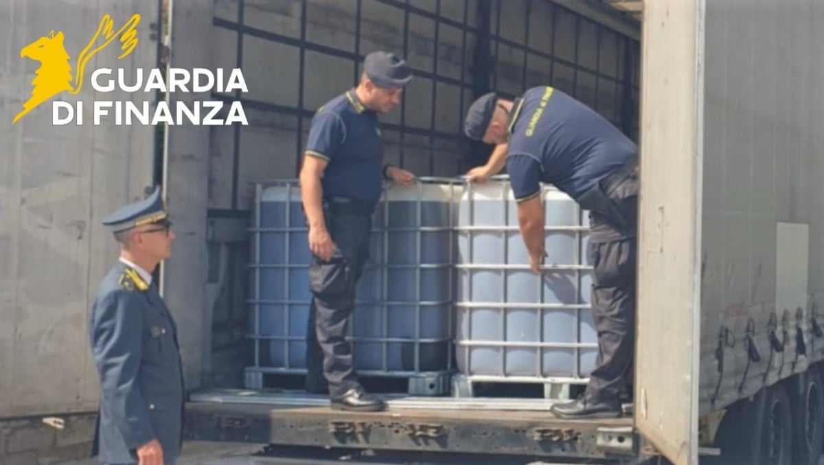 A4, fermato tir con maxi carico di contrabbando: sequestrati 26mila litri di olio lubrificante - 