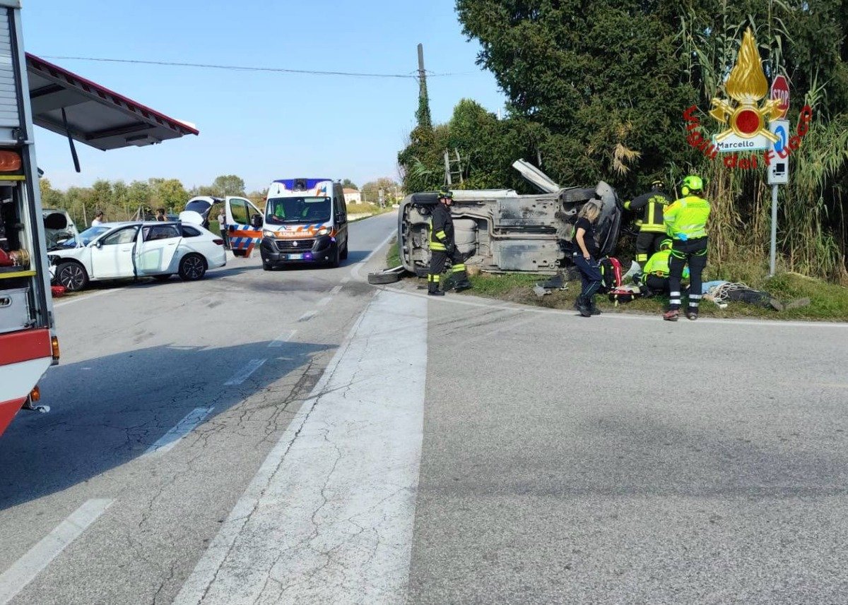 Pauroso scontro tra due auto, una si ribalta su un fianco: 4 feriti, arriva anche l'elicottero - 
