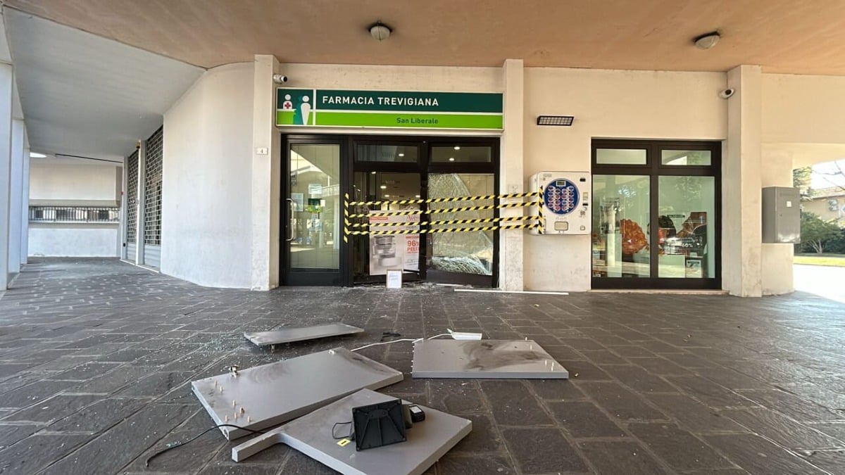 Farmacia sfondata con auto-ariete, tabaccheria con un tombino: doppia spaccata nella notte  - 