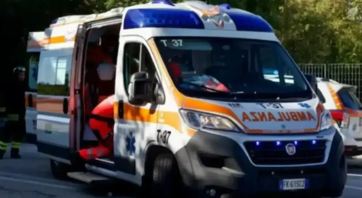 Si schianta con lo scooter contro un muro: Massimo muore a 53 anni, lascia tre figli - 