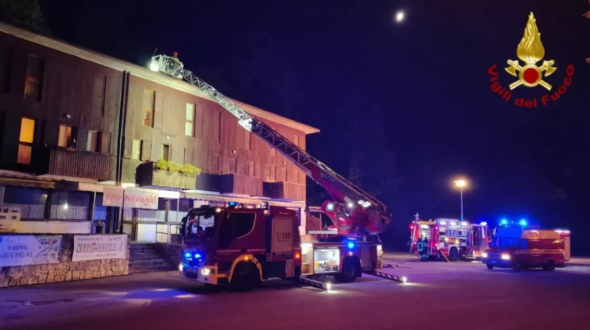 Tetto va a fuoco: fiamme dalla canna fumaria, l'intervento dei Vigili del fuoco - 