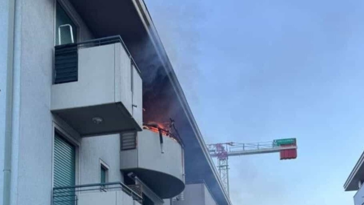 Paura in condominio, fiamme sul balcone: famiglia evacuata  - 